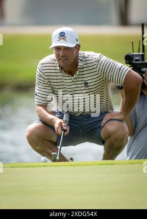 College Grove, Tennessee, États-Unis. 22 juin 2024. Bryson DeChambeau de Crushers GC se prépare à putt au trou 18 le jour 2 du tournoi de golf LIV au Grove. (Crédit image : © Camden Hall/ZUMA Press Wire) USAGE ÉDITORIAL SEULEMENT! Non destiné à UN USAGE commercial ! Crédit : ZUMA Press, Inc/Alamy Live News Banque D'Images