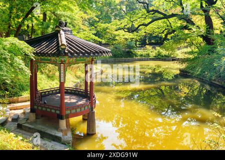 Vue imprenable sur le pavillon coloré dans le jardin secret Huwon du palais de Changdeokgung. Banque D'Images