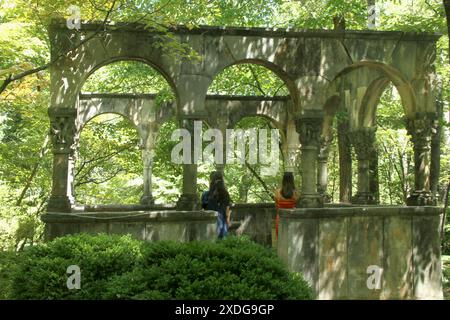 Chase City, Virginie, États-Unis. Visiteurs à l'intérieur du cloître dans MacCallum More Musée et jardins. Banque D'Images