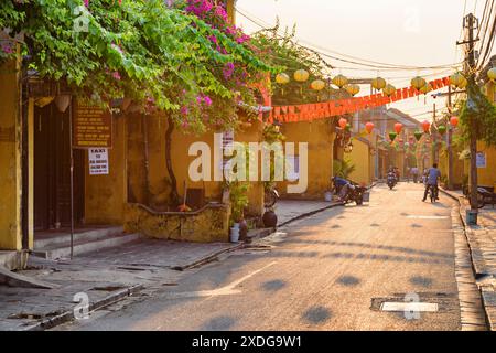 Hoi an (Hoian), Vietnam - 12 avril 2018 : vue matinale de rue confortable décorée de fleurs. Pittoresques maisons jaunes traditionnelles. Banque D'Images