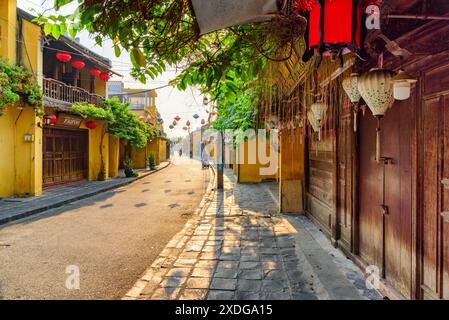 Hoi an (Hoian), Vietnam - 12 avril 2018 : vue matinale de rue confortable décorée de fleurs. Pittoresques maisons jaunes traditionnelles. Banque D'Images