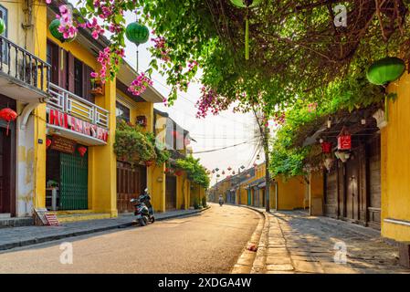 Hoi an (Hoian), Vietnam - 12 avril 2018 : vue matinale de rue confortable décorée de fleurs. Pittoresques maisons jaunes traditionnelles. Banque D'Images