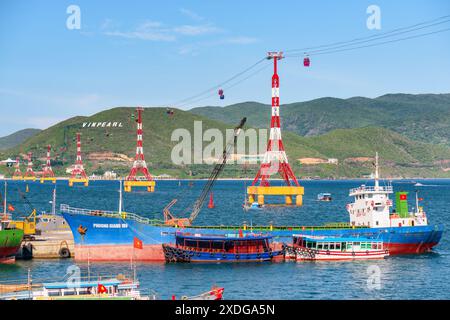Nha Trang, Vietnam - 20 septembre 2015 : vue magnifique sur le téléphérique de Vinpearl sur la baie de Nha Trang reliant l'île Hon Tre et la ville de Nha Trang. Banque D'Images