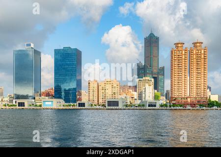 Magnifique horizon de Kaohsiung, Taiwan. Vue imprenable sur le port de Kaohsiung, les gratte-ciel pittoresques et autres bâtiments modernes du centre-ville. Banque D'Images