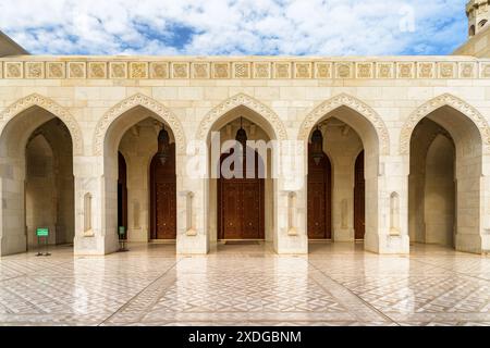 Muscat, Oman - 17 octobre 2018 : belles portes voûtées et portes en bois sculpté menant à la Grande Mosquée du Sultan Qaboos. Banque D'Images