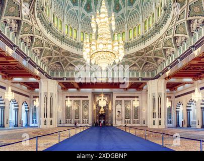 Muscat, Oman - 17 octobre 2018 : la salle de prière principale de la Grande Mosquée du Sultan Qaboos. Merveilleux intérieur de l'endroit musulman. Banque D'Images