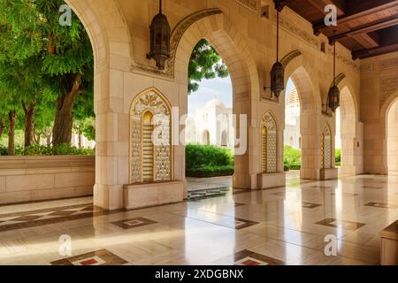 Muscat, Oman - 17 octobre 2018 : vue magnifique sur le plafond de la salle de prière principale de la Grande Mosquée du Sultan Qaboos. Banque D'Images