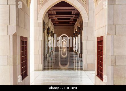 Muscat, Oman - 17 octobre 2018 : passage en voûte déserte à la Grande Mosquée du Sultan Qaboos. Architecture islamique étonnante. Banque D'Images