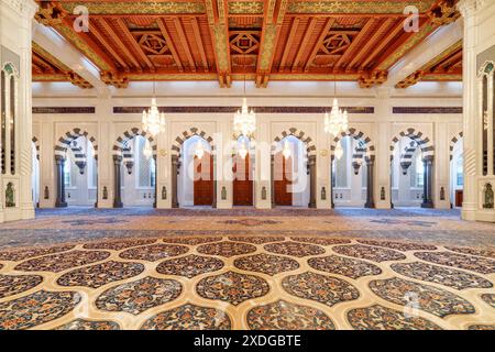 Muscat, Oman - 17 octobre 2018 : la salle de prière principale de la Grande Mosquée du Sultan Qaboos. Merveilleux intérieur de l'endroit musulman. Banque D'Images
