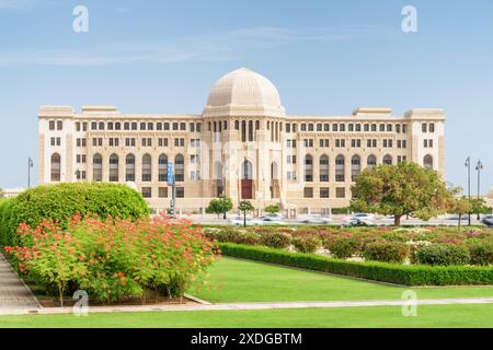 Muscat, Oman - 17 octobre 2018 : vue panoramique du bâtiment de la Cour suprême sur fond de ciel bleu. Banque D'Images