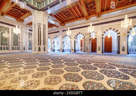 Muscat, Oman - 17 octobre 2018 : la salle de prière principale de la Grande Mosquée du Sultan Qaboos. Merveilleux intérieur de l'endroit musulman. Banque D'Images