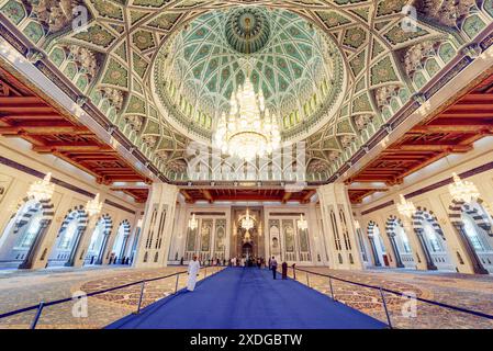 Muscat, Oman - 17 octobre 2018 : la salle de prière principale de la Grande Mosquée du Sultan Qaboos. Merveilleux intérieur de l'endroit musulman. Banque D'Images