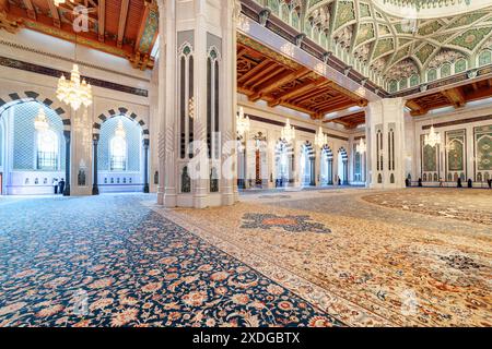 Muscat, Oman - 17 octobre 2018 : la salle de prière principale de la Grande Mosquée du Sultan Qaboos. Merveilleux intérieur de l'endroit musulman. Banque D'Images