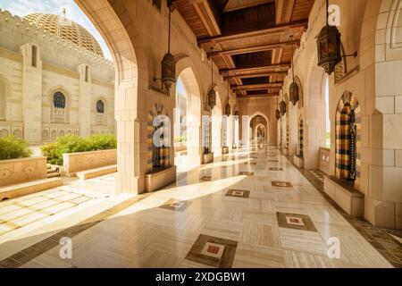 Muscat, Oman - 17 octobre 2018 : vue magnifique sur le plafond de la salle de prière principale de la Grande Mosquée du Sultan Qaboos. Banque D'Images