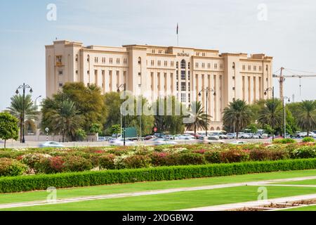 Muscat, Oman - 17 octobre 2018 : vue panoramique d'un bâtiment d'agences gouvernementales sur fond de ciel bleu. Banque D'Images