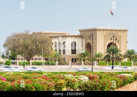 Muscat, Oman - 17 octobre 2018 : belle vue d'un bâtiment d'agences gouvernementales sur fond de ciel bleu. Banque D'Images