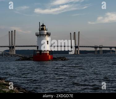 Sleepy Hollow, NY – US – 19 juin 2024 vue du paysage du Tarrytown Light en acier conique, un phare historique à bougie sur la rivière Hudson, avec Banque D'Images