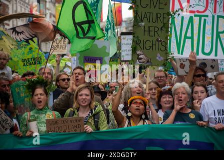 Londres, Royaume-Uni. 22 juin 2024. L'actrice britannique Emma Thompson (à droite) et les manifestants tiennent des pancartes, des drapeaux et crient des slogans pendant la marche à Londres. Restore nature Now était le plus grand rassemblement du Royaume-Uni pour la nature et le climat. Plus de 300 organisations ont envahi les rues de Londres. Les manifestants ont exigé des actions urgentes pour restaurer la nature et lutter contre le changement climatique. Crédit : SOPA images Limited/Alamy Live News Banque D'Images