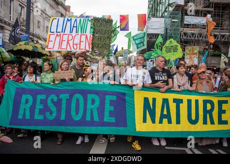 Londres, Royaume-Uni. 22 juin 2024. L'actrice britannique Emma Thompson (au milieu) et le présentateur de la BBC Chris Packham (à droite) marchent ensemble lors de la manifestation "Restore nature Now". Restore nature Now était le plus grand rassemblement du Royaume-Uni pour la nature et le climat. Plus de 300 organisations ont envahi les rues de Londres. Les manifestants ont exigé des actions urgentes pour restaurer la nature et lutter contre le changement climatique. Crédit : SOPA images Limited/Alamy Live News Banque D'Images