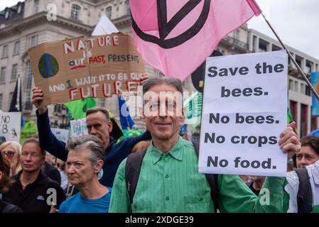 Londres, Royaume-Uni. 22 juin 2024. Peter Tatchell australien né - militant britannique des droits de l'homme pose pour une photo avec son pancarte pendant la marche à Londres. Restore nature Now était le plus grand rassemblement du Royaume-Uni pour la nature et le climat. Plus de 300 organisations ont envahi les rues de Londres. Les manifestants ont exigé des actions urgentes pour restaurer la nature et lutter contre le changement climatique. (Photo de Krisztian Elek/SOPA images/SIPA USA) crédit : SIPA USA/Alamy Live News Banque D'Images