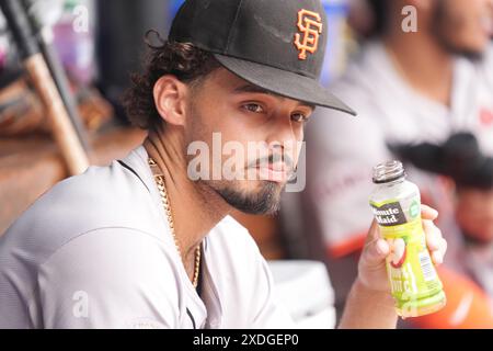 Jordan Hicks, lanceur débutant des San Francisco Giants, est assis dans son dugout en attendant de lancer aux nouveaux Louis Cardinals lors de la première manche au Busch Stadium à nouveaux Louis le samedi 22 juin 2024. Photo de Bill Greenblatt/UPI crédit : UPI/Alamy Live News Banque D'Images