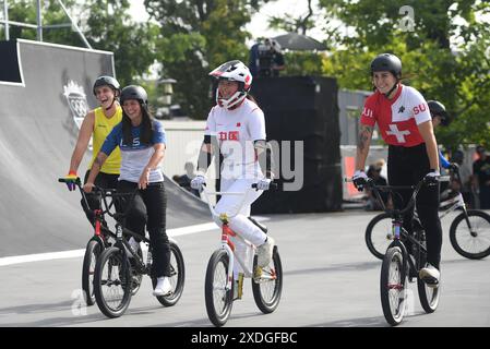 Budapest, Hongrie. 22 juin 2024. Les coureuses commencent à concourir lors de la finale du Cycling BMX Freestyle Women's Park lors des Olympic qualificatives Series Budapest à Budapest, Hongrie, le 22 juin 2024. Crédit : HE Canling/Xinhua/Alamy Live News Banque D'Images