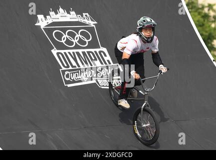 Budapest, Hongrie. 22 juin 2024. Sun Jiaqi de Chine participe à la finale du Cycling BMX Freestyle Women's Park lors de la série olympique qualificative Budapest à Budapest, Hongrie, le 22 juin 2024. Crédit : HE Canling/Xinhua/Alamy Live News Banque D'Images