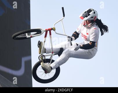 Budapest, Hongrie. 22 juin 2024. Deng Yawen, de Chine, participe à la finale du Cycling BMX Freestyle Women's Park lors de la série olympique qualificative Budapest à Budapest, Hongrie, le 22 juin 2024. Crédit : HE Canling/Xinhua/Alamy Live News Banque D'Images