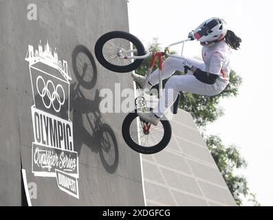 Budapest, Hongrie. 22 juin 2024. Deng Yawen, de Chine, participe à la finale du Cycling BMX Freestyle Women's Park lors de la série olympique qualificative Budapest à Budapest, Hongrie, le 22 juin 2024. Crédit : HE Canling/Xinhua/Alamy Live News Banque D'Images