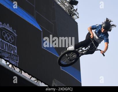 Budapest, Hongrie. 22 juin 2024. Perris Benegas, des États-Unis, participe à la finale du Cycling BMX Freestyle Women's Park lors de la série olympique qualificative Budapest à Budapest, Hongrie, le 22 juin 2024. Crédit : HE Canling/Xinhua/Alamy Live News Banque D'Images