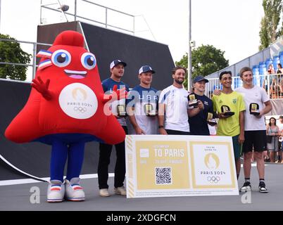 Budapest, Hongrie. 22 juin 2024. Les qualificatifs masculins BMX Freestyle de Paris 2024 posent pour une photo lors de la série qualificative olympique Budapest à Budapest, Hongrie, le 22 juin 2024. Crédit : HE Canling/Xinhua/Alamy Live News Banque D'Images