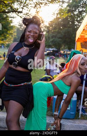 Baltimore, Maryland, États-Unis. 22 juin 2024. De jeunes dames posent pour un portrait au festival AFRAM (African-American Food, Music, Arts and Crafts), samedi 22 juin 2024 à Baltimore, Maryland. Baltimore atteint 101 degrés, battant le précédent record pour la date de 100 établie en 1988. (Eric Kayne/Zuma Press images) @photokayne (Credit image : © Eric Kayne/ZUMA Press Wire) USAGE ÉDITORIAL SEULEMENT! Non destiné à UN USAGE commercial ! Banque D'Images