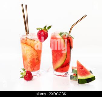 Printemps ou été rafraîchissant cocktails froids ou mocktails avec des baies et des fruits sur un fond blanc. Vue de dessus. Banque D'Images