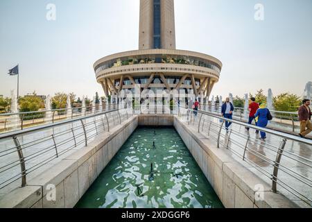 Téhéran, Iran - 19 octobre 2018 : belle vue sur les fontaines et l'entrée de la Tour Milad. Banque D'Images