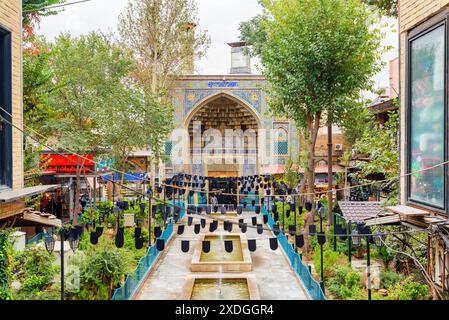 Téhéran, Iran - 20 octobre 2018 : vue panoramique de l'entrée de la mosquée Shah depuis le Grand Bazar. Architecture islamique étonnante. Banque D'Images