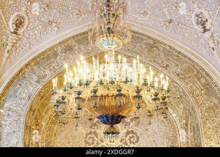 Téhéran, Iran - 19 octobre 2018 : magnifique lustre de la salle Salam au Palais du Golestan. Détails de l'intérieur persan. Banque D'Images