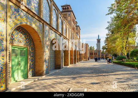 Téhéran, Iran - 19 octobre 2018 : belle vue sur la cour et le jardin du palais du Golestan. Décoration murale en mosaïque colorée. Banque D'Images
