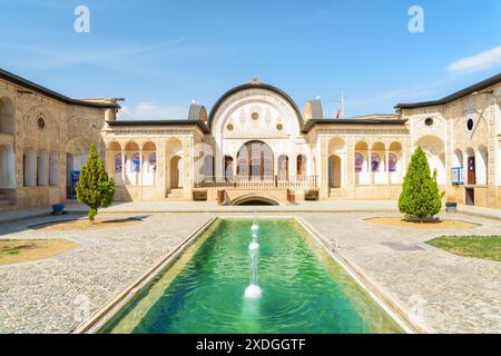 Kashan, Iran - 21 octobre, 2018 : magnifique cour iranienne traditionnelle avec piscine et fontaines au milieu à Tabatabaei Historical House. Banque D'Images