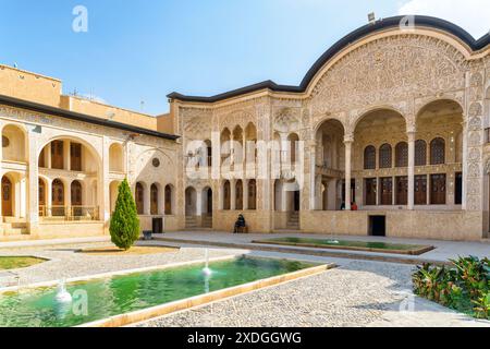 Kashan, Iran - 21 octobre, 2018 : magnifique cour iranienne traditionnelle avec piscine et fontaines au milieu à Tabatabaei Historical House. Banque D'Images