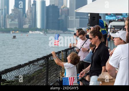 New York, New York, États-Unis. 22 juin 2024. (NOUVEAU) SailGP Mubadala New York Sail Grand Prix - jour 1. 22 juin 2024, New York, New York, États-Unis : un enfant agite la bannière étoilée pendant le jour 1 du Grand Prix Mubadala de voile de New York au port de New York le 22 juin 2024 à New York. (Crédit image : © Ron Adar/TheNEWS2 via ZUMA Press Wire) USAGE ÉDITORIAL SEULEMENT! Non destiné à UN USAGE commercial ! Banque D'Images