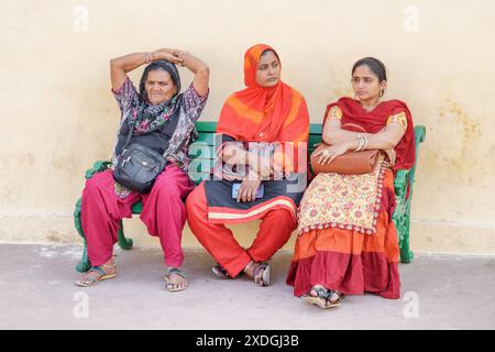 Jaipur, Inde - 11 novembre 2018 : femmes indiennes reposant sur le banc. Touristes féminins portant des robes colorées traditionnelles. Banque D'Images