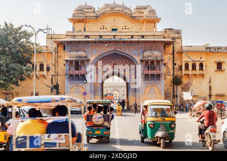 Jaipur, Inde - 11 novembre 2018 : vue imprenable sur la porte panoramique de Tulsi Marg au bazar Gangori. Banque D'Images