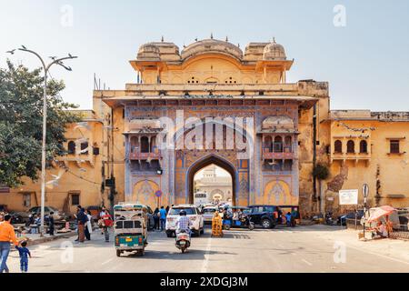 Jaipur, Inde - 11 novembre 2018 : vue imprenable sur la porte panoramique de Tulsi Marg au bazar Gangori. Banque D'Images