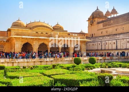 Jaipur, Inde - 12 novembre 2018 : vue magnifique sur le Sheesh Mahal (Palais miroir) et le jardin verdoyant pittoresque dans le Fort d'Amer (Fort d'Amber). Banque D'Images