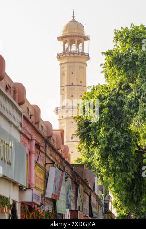 Jaipur, Inde - 11 novembre 2018 : vue imprenable sur le minaret pittoresque de la vieille ville rose. Jaipur est une destination touristique populaire de l'Asie du Sud. Banque D'Images