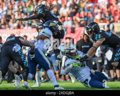 Darius Saint-Robinson (Munich Ravens #8), Nikolas Knoblauch (Stuttgart Surge #47), Munich Ravens v. Stuttgart Surge, Nuernberg Game, Football américain, Ligue européenne de football, Spieltag 5, saison 2024, 22.06.2024, Foto : EIBNER/Florian Schust Banque D'Images