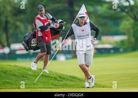 Cromwell, Connecticut, États-Unis. 22 juin 2024. Les caddies Paul Tesori (G) et Jonathan Jakovac attendent sur le 9e green alors que leurs golfeurs respectifs, Tom Kim et Collin Morikawa alignent leurs putts sur le 9e green lors de la troisième manche du Championnat Travelers 2024 à TPC River Highlands. (Crédit image : © Debby Wong/ZUMA Press Wire) USAGE ÉDITORIAL SEULEMENT! Non destiné à UN USAGE commercial ! Banque D'Images