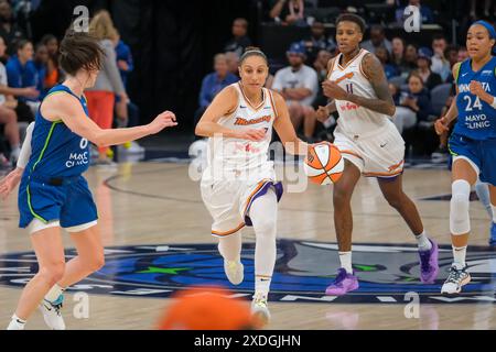 22 juin 2024, Minneapolis, Minnesota, États-Unis : DIANA TAURASI, GARDIENNE de Phoenix Mercury #3, gère le ballon lors d'un match WNBA entre les Lynx du Minnesota et les Mercury du Phoenix au Target Center, le Lynx a gagné 73-60. (Crédit image : © Steven Garcia/ZUMA Press Wire) USAGE ÉDITORIAL SEULEMENT! Non destiné à UN USAGE commercial ! Banque D'Images