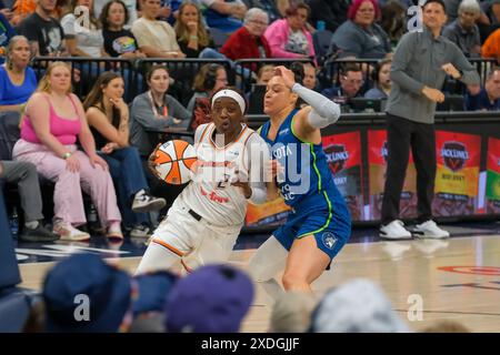 22 juin 2024, Minneapolis, Minnesota, États-Unis : le gardien de Phoenix Mercury KAHLEAH COPPER #2 attaque le panier lors d'un match WNBA entre les Lynx du Minnesota et le Phoenix Mercury au Target Center le Lynx a gagné 73-60. (Crédit image : © Steven Garcia/ZUMA Press Wire) USAGE ÉDITORIAL SEULEMENT! Non destiné à UN USAGE commercial ! Banque D'Images