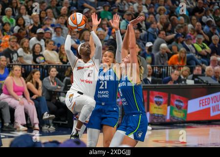 22 juin 2024, Minneapolis, Minnesota, États-Unis : le gardien de Phoenix Mercury KAHLEAH COPPER #2 tente de tirer pour 2 lors d'un match WNBA entre les Lynx du Minnesota et le Phoenix Mercury au Target Center le Lynx a gagné 73-60. (Crédit image : © Steven Garcia/ZUMA Press Wire) USAGE ÉDITORIAL SEULEMENT! Non destiné à UN USAGE commercial ! Banque D'Images